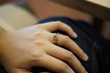 婚約指輪っていつつけるの 結婚前と結婚後の使い道をまとめてみました Marrying マリーング