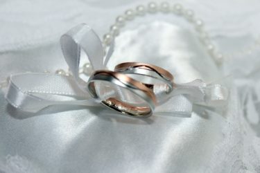 婚約指輪っていつつけるの 結婚前と結婚後の使い道をまとめてみました Marrying マリーング